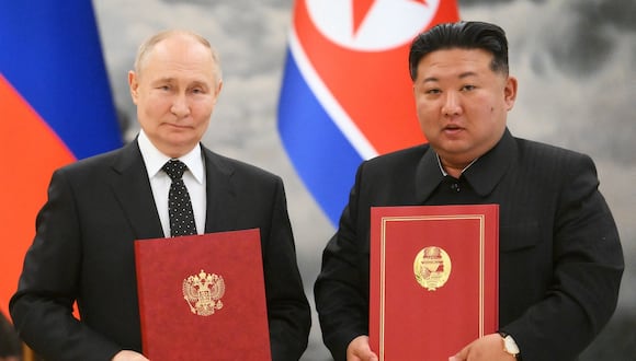 El presidente ruso Vladimir Putin y el líder de Corea del Norte, Kim Jong-un, asisten a una ceremonia en la residencia estatal de Kumsusan en Pionyang, el 19 de junio de 2024. (Foto de Kristina Kormilitsyna / POOL / AFP)