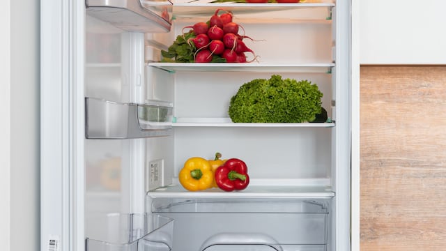Cómo limpiar los estantes del refrigerador