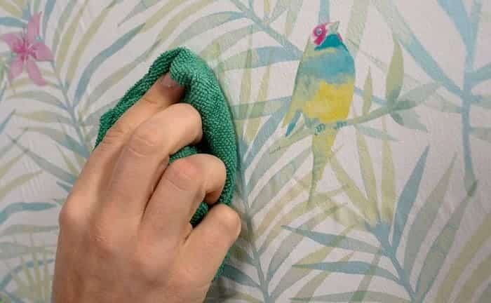 Limpieza de papel tapiz. (Foto: lamansiondelasideas.com)