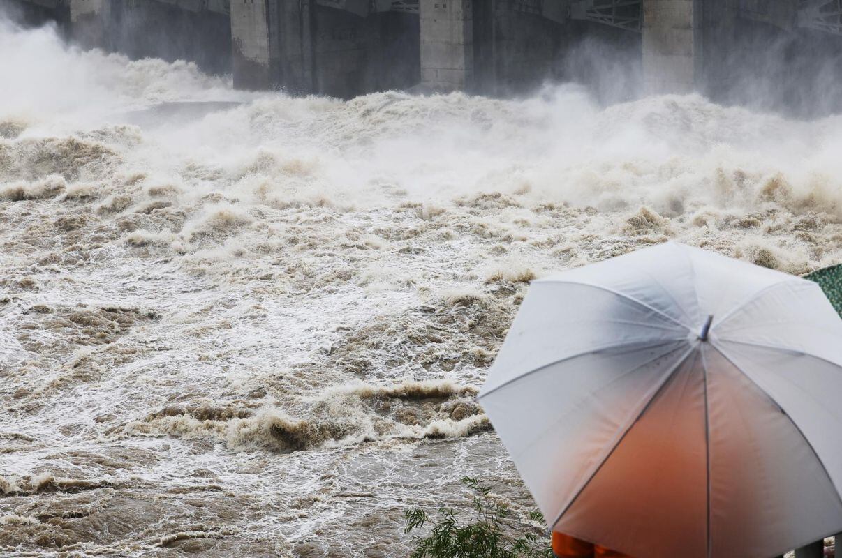 Los aguaceros de la semana pasada han dejado daños en más de 8.000 infraestructuras públicas y privadas. Foto: EFE/ Yonhap PROHIBIDO SU USO EN COREA DEL SUR