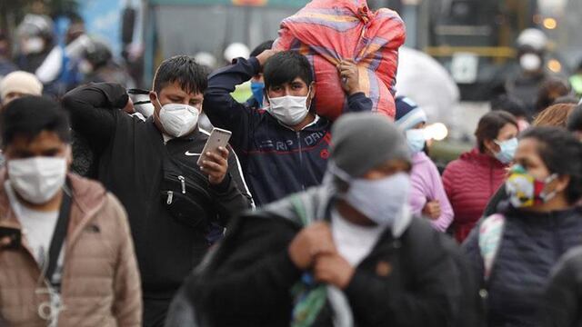 CMP considera “erróneo” el uso facultativo de mascarillas y asegura que ninguna región tiene el 80% de su población con tres dosis