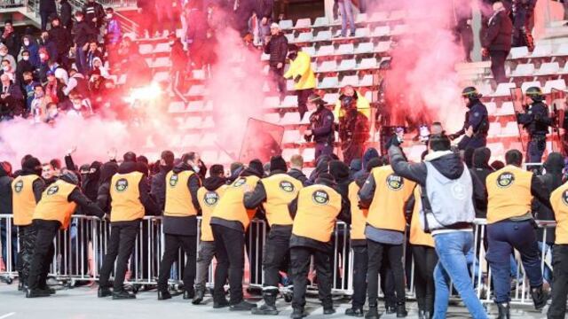 Paris FC y Lyon sancionados y eliminados de la Copa de Francia tras incidentes en las gradas