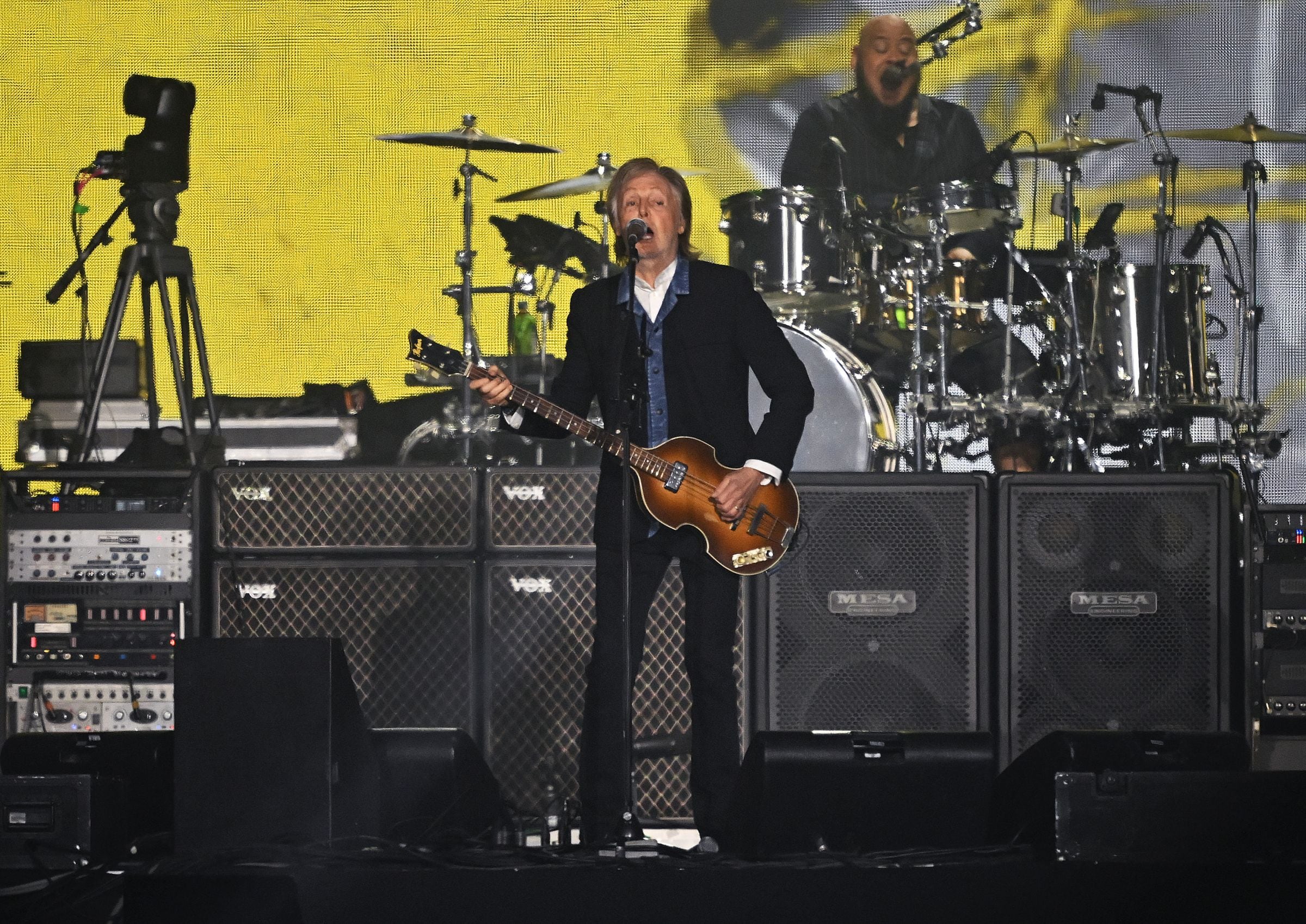 Paul McCartney subió al escenario para cantar “I Want to Hold Your Hand”, éxito lanzado por The Beatles en 1963, según la revista People. (Foto: CARL DE SOUZA / AFP)
