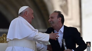 Roberto Benigni le roba el protagonismo al papa Francisco en el Vaticano