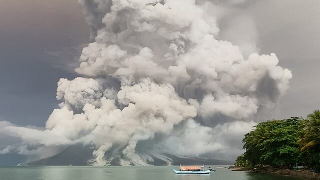 Indonesia: El volcán Ruang vuelve a entrar en erupción con una nube de 5.000 metros