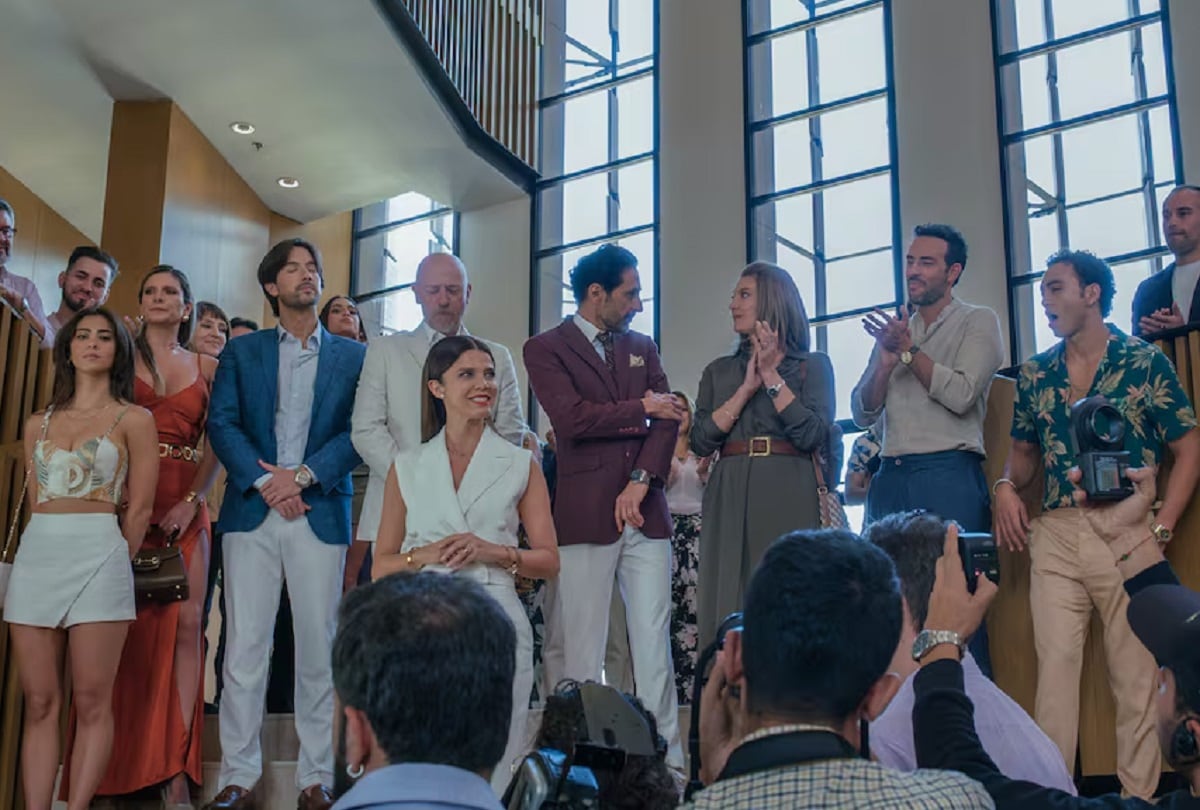 Bárbara Hidalgo (Juana Acosta) junto a su familia anunciando su nombramiento en la serie colombiana "Medusa" (Foto: Netflix)