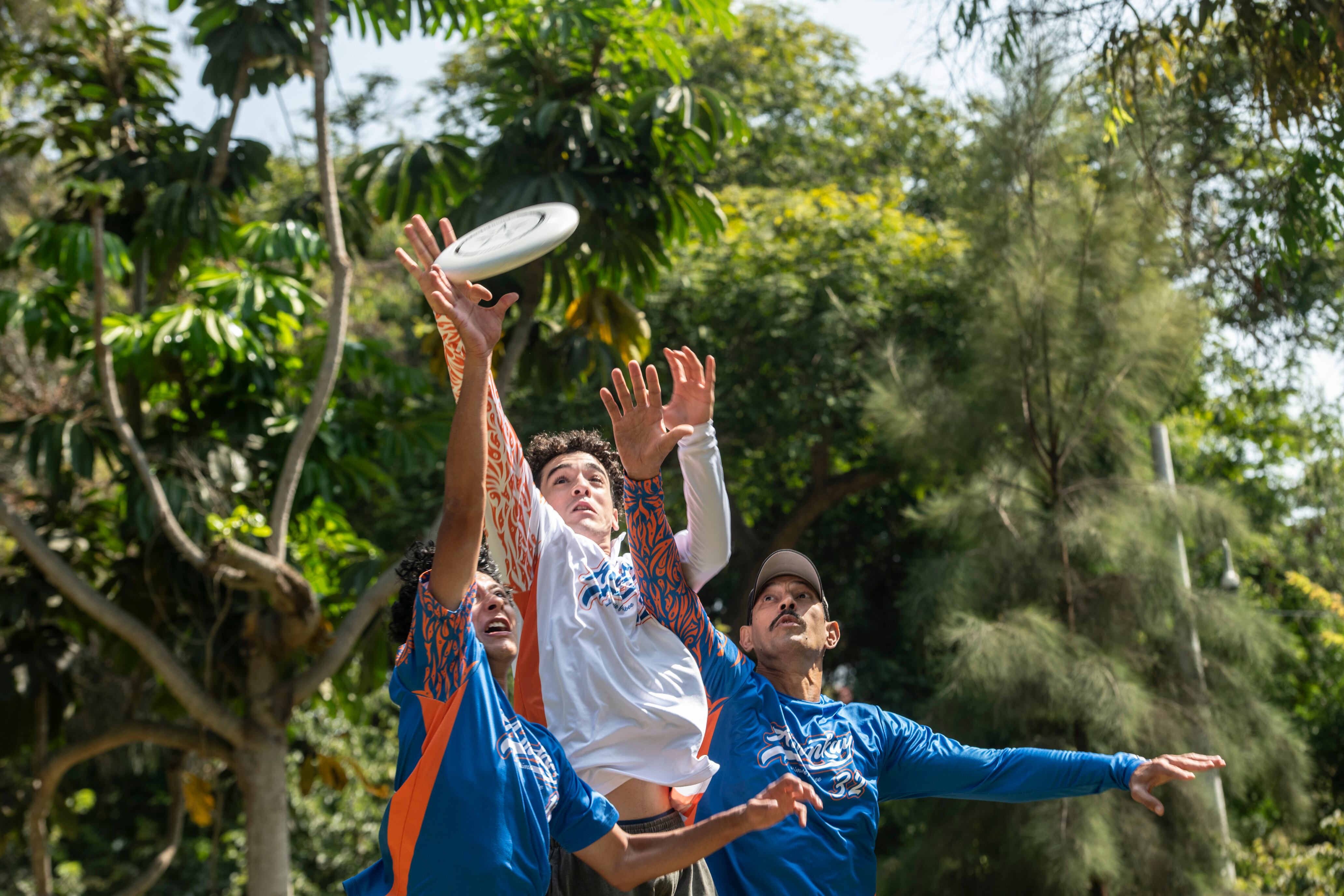 En el ultimate, el disco volador hace las veces de un balón al que hay que hay perseguir al estilo del futbol americano o el basket, dos deportes en los que se inspira. (Foto: Elías Alfageme)