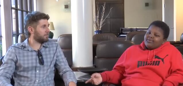 Niño confundió a hombre con persona sin hogar y le dio su único dólar: así fue recompensado