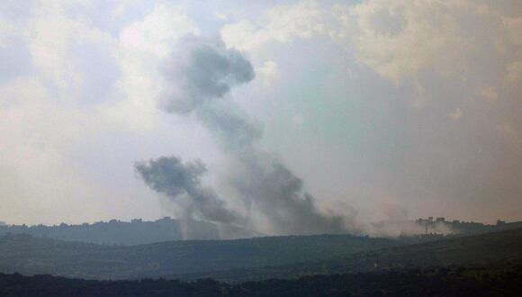 El humo se eleva desde la aldea de Blida, en el sur del Líbano, como resultado de un ataque aéreo israelí, visto desde un lugar no revelado en el norte de Israel, el 25 de febrero de 2024. (Foto de EFE/EPA/ATEF SAFADI)