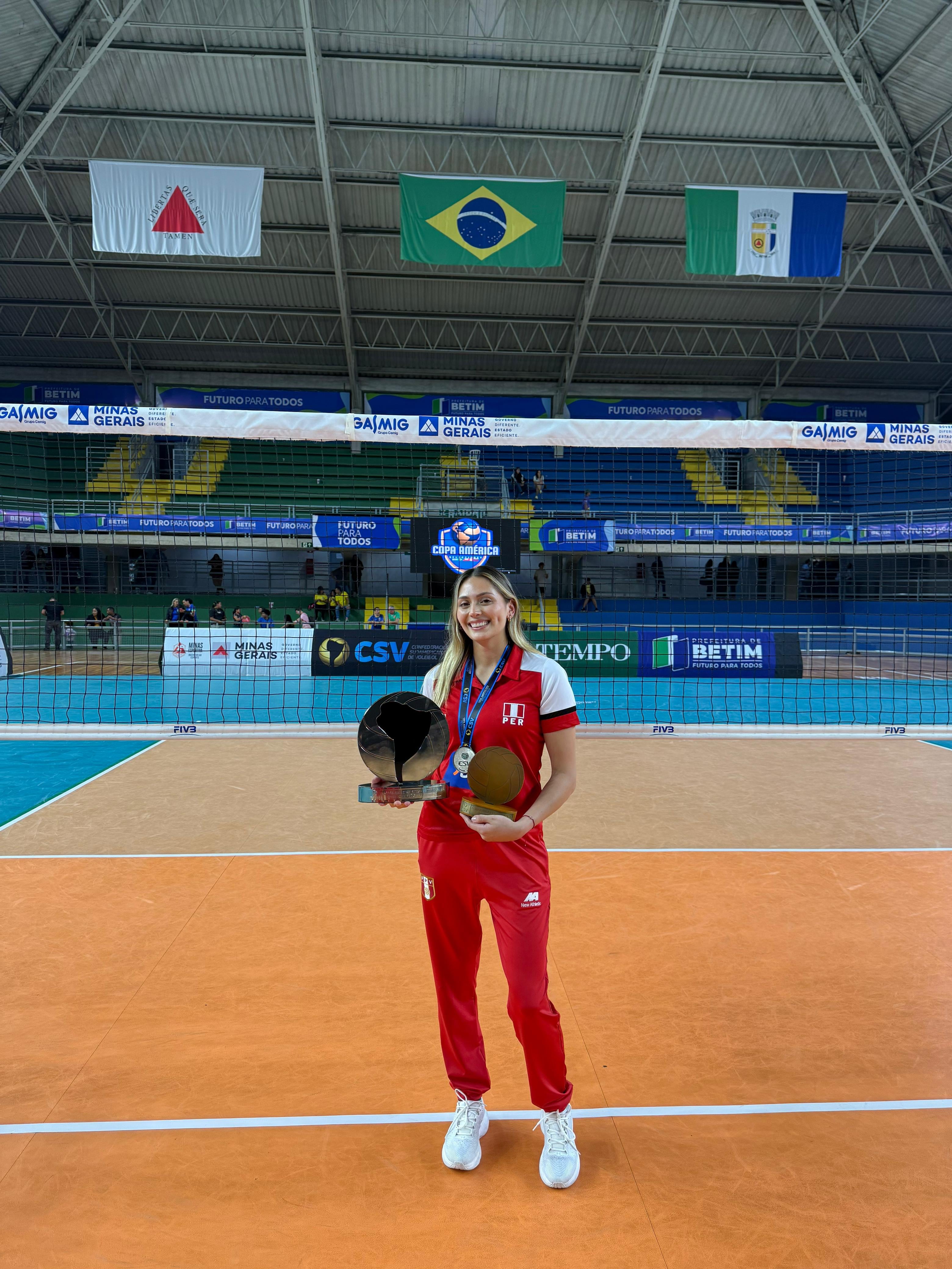 En la Copa América, fue capitana y la selección quedó en segundo lugar. Ella fue elegida mejor puntera del torneo.