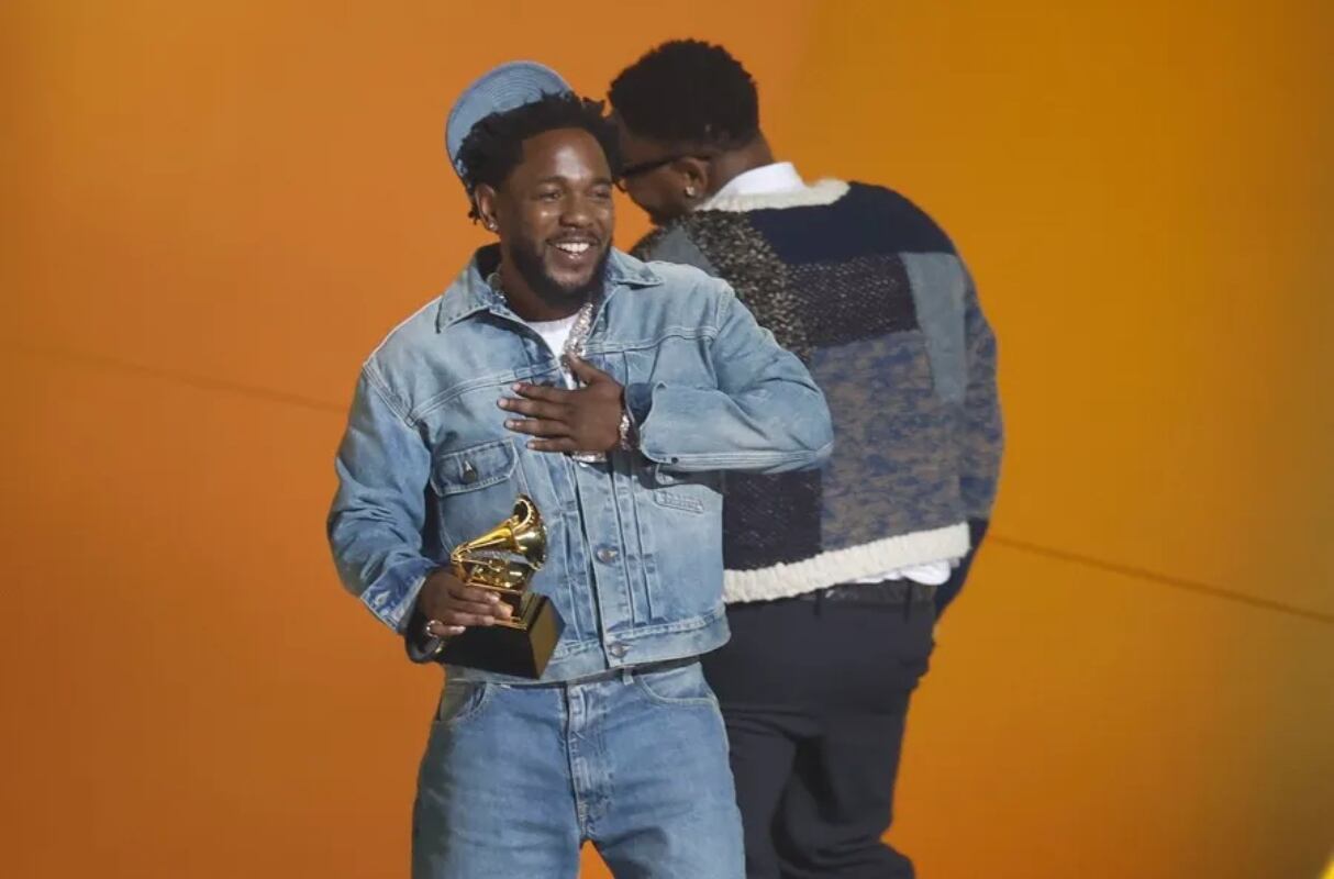 El rapero estadounidense Kendrick Lamar recibe el premio Grammy a grabación del año, este 2 de febrero de 2025. (Foto: EFE/Caroline Brehman)