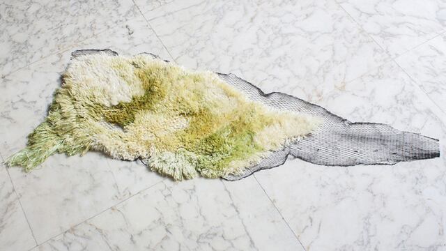Diseño del océano: Esta alfombra está hecha de algas y redes