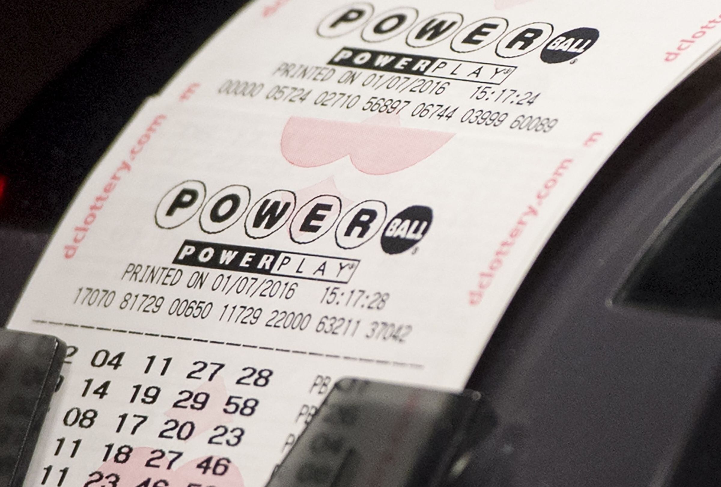 Revisa esta nota para conocer los números ganadores del Powerball en el sorteo del 15/06/2026 y averiguar si el premio mayor ya tiene dueño. (Foto: SAUL LOEB / AFP)