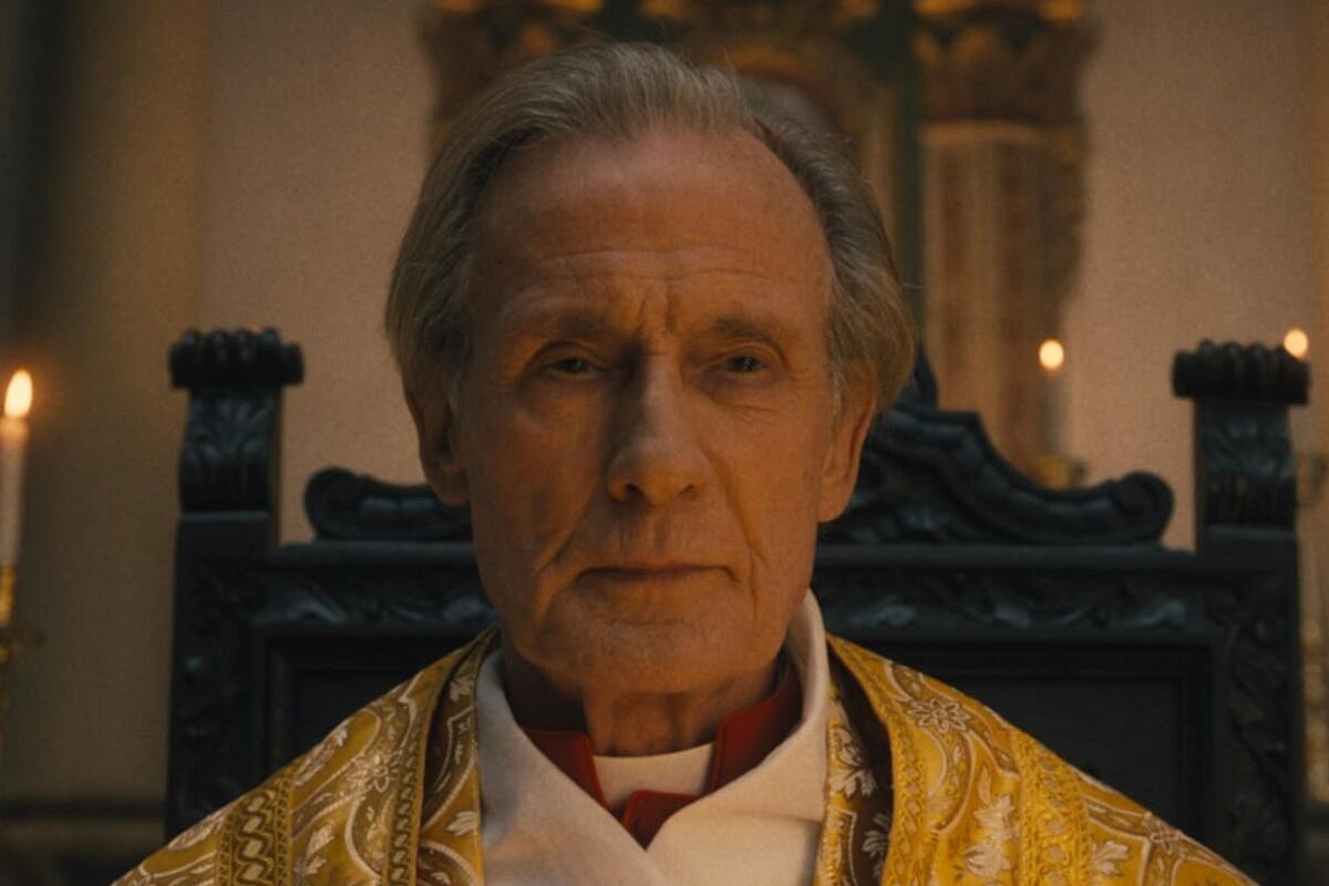 Bill Nighy como el Cardenal Lawrence en la película "The First Omen", precuela de "La profecía" (Foto: 20th Century Studios)