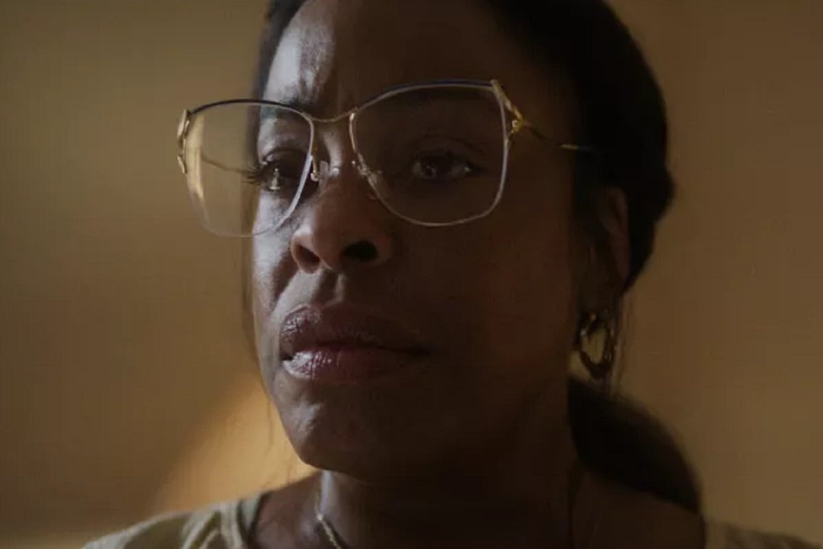 Niecy Nash interpretando a Glenda Cleveland, la vecina preocupada de Dahmer, en "Monster: The Jeffrey Dahmer Story" (Foto: Netflix)