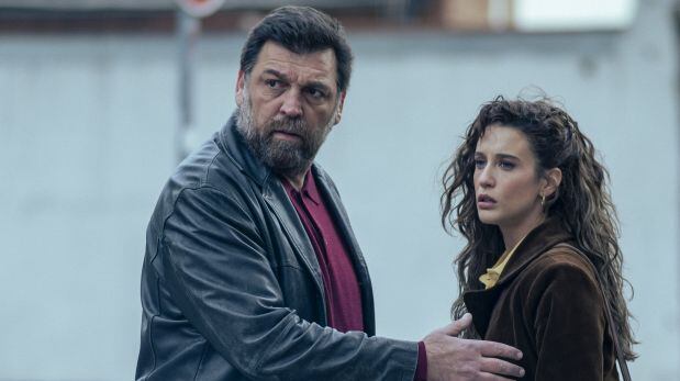 Hovik Keuchkerian es el fotógrafo Berni, María Pedraza es la reportera Maider en "Asalto al Banco Central" (Tamara Arranz/Netflix © 2023)