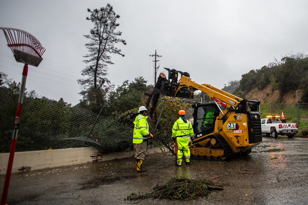 El gobierno de California puso a disposición excavadoras para retirar los escombros en caso de inundaciones o deslizamientos. (Crédito: Apu GOMES / AFP)