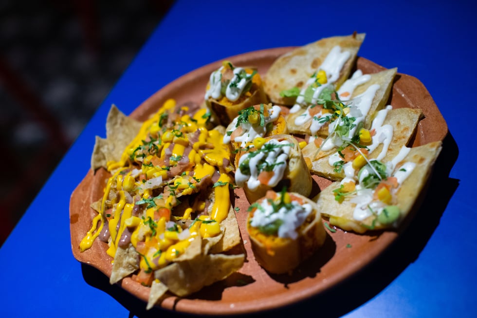 Piqueo Mex: nachos, quesadillas y burritos con salsas.