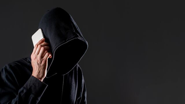 Algo común que tienen las cartas o mensajes que reciben las víctimas de extorsión es la presencia de números de teléfono. Foto: Freepik.