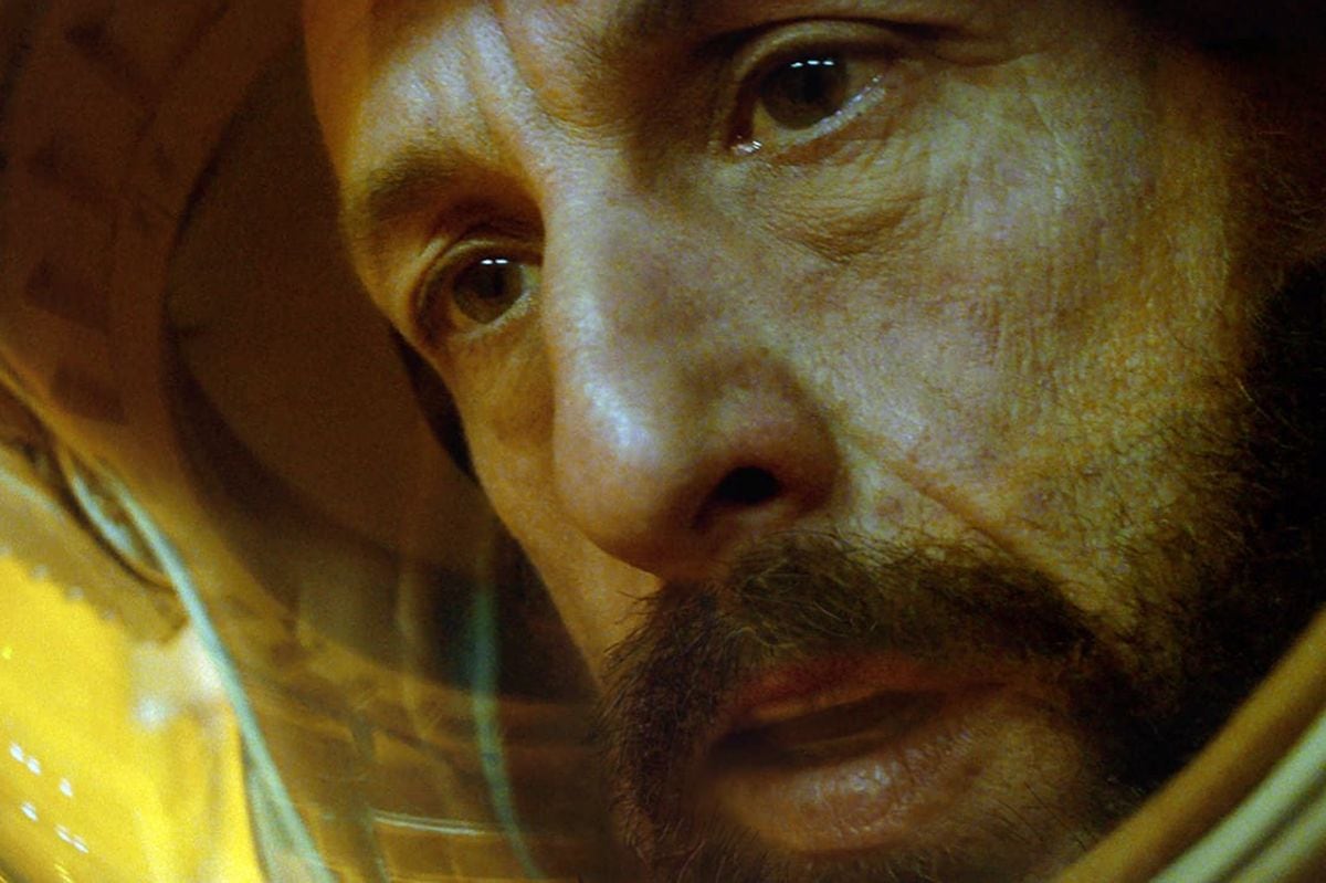 Después de seis meses de partir a una misión solitaria, Jakub empieza pensar que su matrimonio no sobrevivirá a su regreso en la película "Spaceman" (Foto: Netflix)