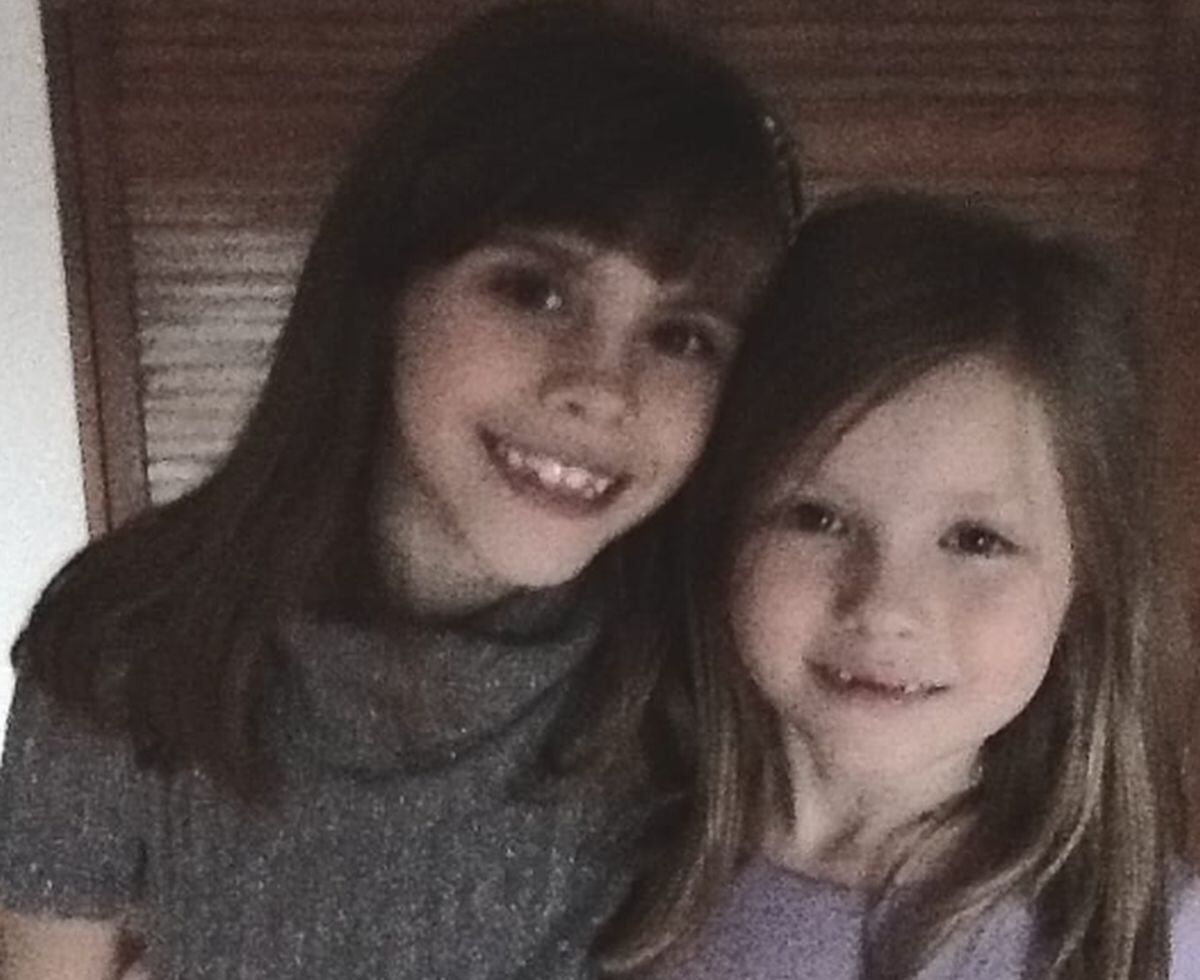 Ana Tena junto a su hermana menor cuando eran unas niñas (Foto: Isabella Tena / Instagram)