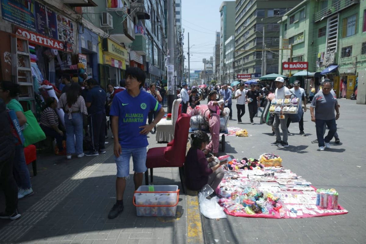 Los comerciantes exigen ser reubicados para trabajar debido al incremento de personas por las celebraciones de Navidad y Año Nuevo. Foto: Britanie Arroyo/ @photo.gec