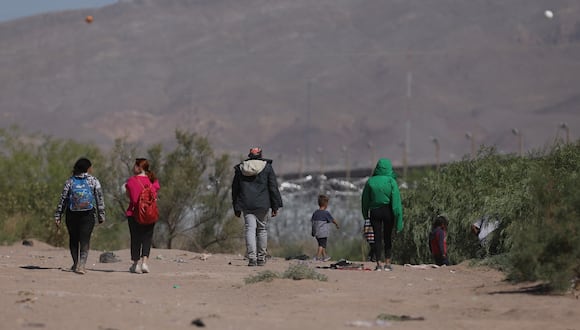 Migrantes que buscan asilo en Estados Unidos permanecen a orillas del río Grande, visto desde Ciudad Juárez, estado de Chihuahua, México, el 5 de junio de 2024. (Foto de Herika Martinez / AFP)