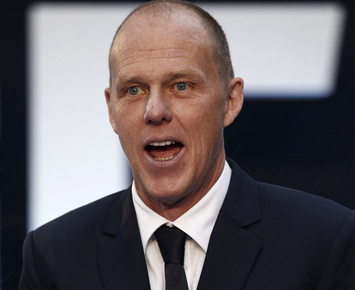 El director estadounidense Brian Helgeland posa para fotografías en la alfombra roja después de llegar para asistir al estreno mundial de "Legend" en el centro de Londres el 3 de septiembre de 2015 (Foto: Justin Tallis / AFP)