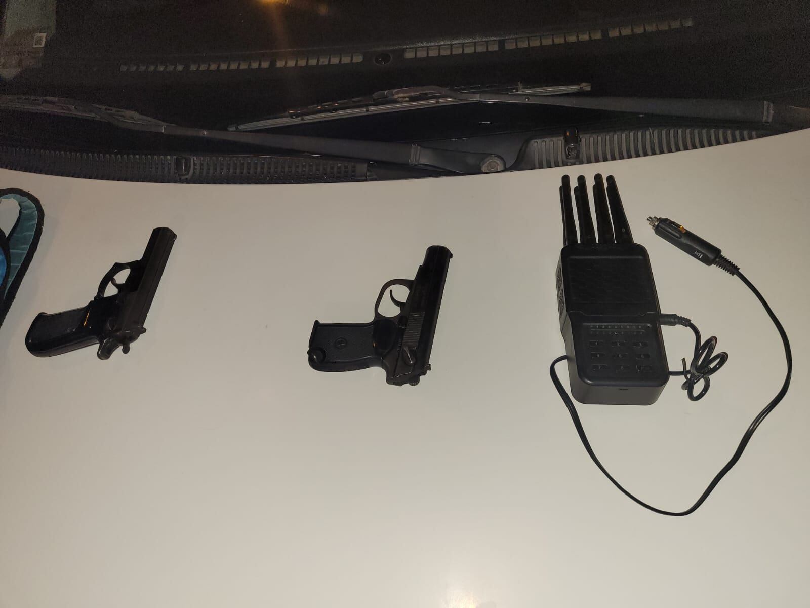 ‘Los Gatubelos’ del cono Norte estaban listos para cometer un atraco. Se desplazaban por las calles de Los Olivos a bordo de tres vehículos. Portaban armas, tres celulares y un bloqueador de GPS. La especialidad de la banda era el robo de camionetas Pick Up. Seis integrantes de esta fueron detenidos por agentes de la División de Investigación de Robos (DivinRob) de la Dirincri, el pasado 4 de julio, en la intersección de la Av. Alfredo Mendiola con la Calle D, tercera etapa de Pro.
Foto: PNP