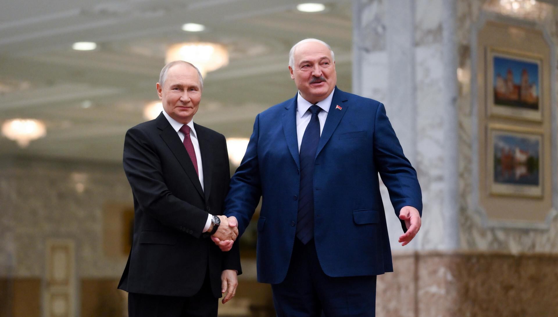 El presidente ruso, Vladímir Putin (i), estrecha la mano del presidente bielorruso, Alexander Lukashenko. EFE/EPA/GRIGORY SYSOYEV / SPUTNIK