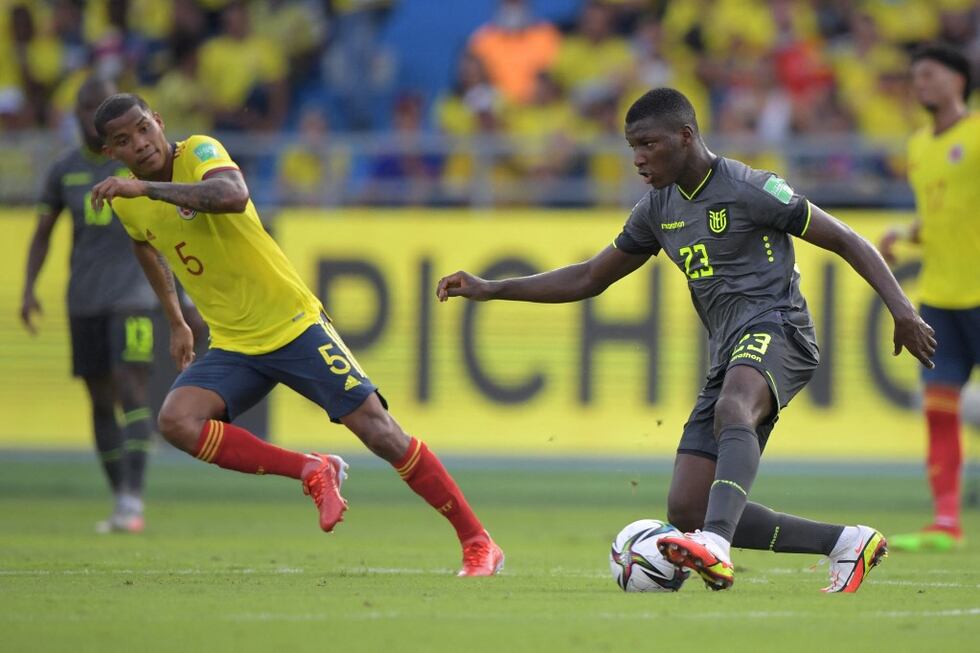 Estas serían las alineaciones titulares de Ecuador y Colombia por el duelo de la fecha 4 de las Eliminatorias Conmebol. (Photo by Raul ARBOLEDA / AFP)