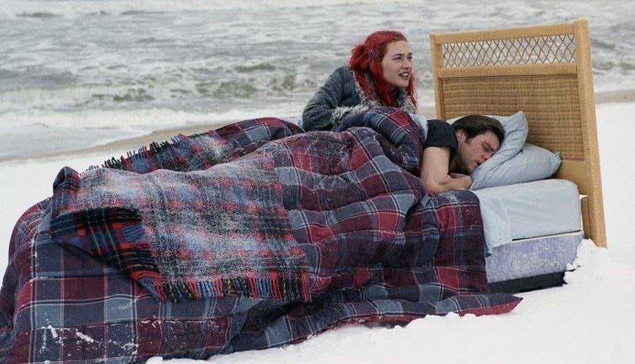 Joel y Clementine en una cama sobre la playa en una escena de la película (Foto: Anonymous Content)
