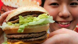 Los anuncios de comida rápida deben prohibirse, según médicos británicos