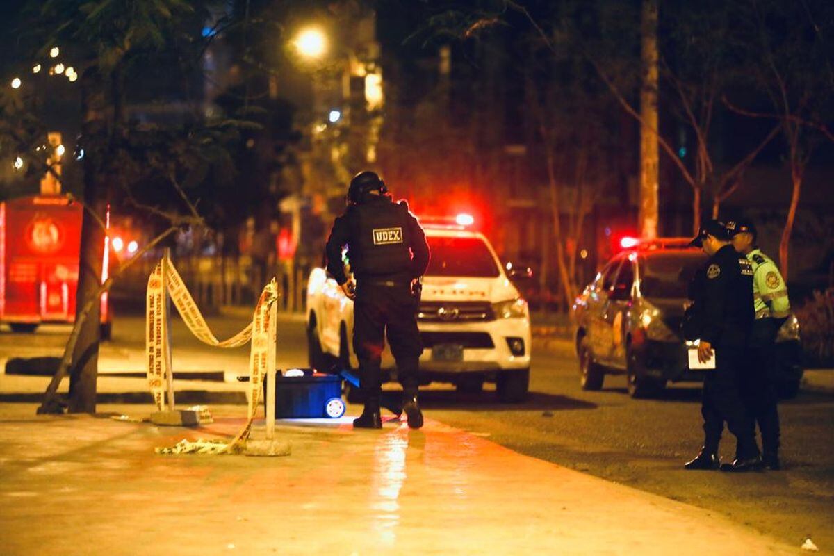 El estallido causó daños en el primer piso donde funcionaba un local comercial. Fotos: César Grados/@photo.gec