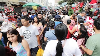 Las caóticas y peligrosas compras de última hora de Navidad en Mesa Redonda: rejas generan desorden y ambulantes se multiplican