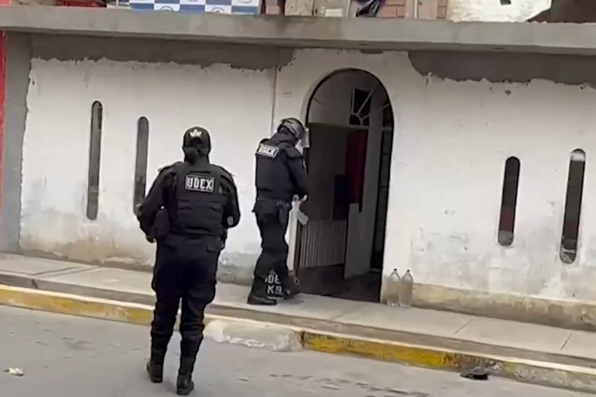 La Unidad de Desactivación de Explosivos (UDEX) llegó a la casa del periodista Alberto Mesías Zárate. (Foto: Captura/América Noticias)