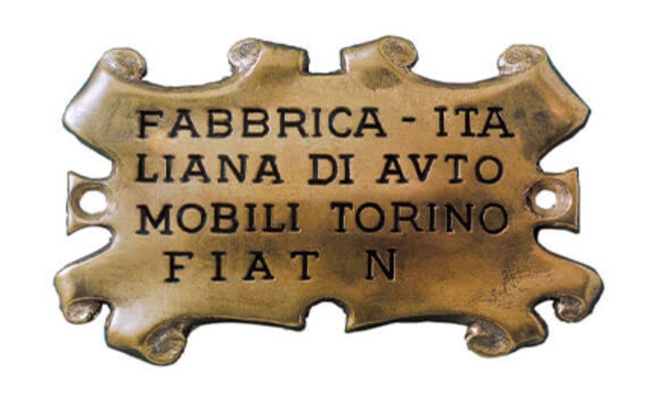 Para identificar a la empresa recién fundada, los nueve socios fundadores optaron por colocar en las capotas de sus primeros modelos un pergamino de latón de estilo rococó en el que figuraba el nombre completo de la empresa grabado a mano. (Foto: Fiat)