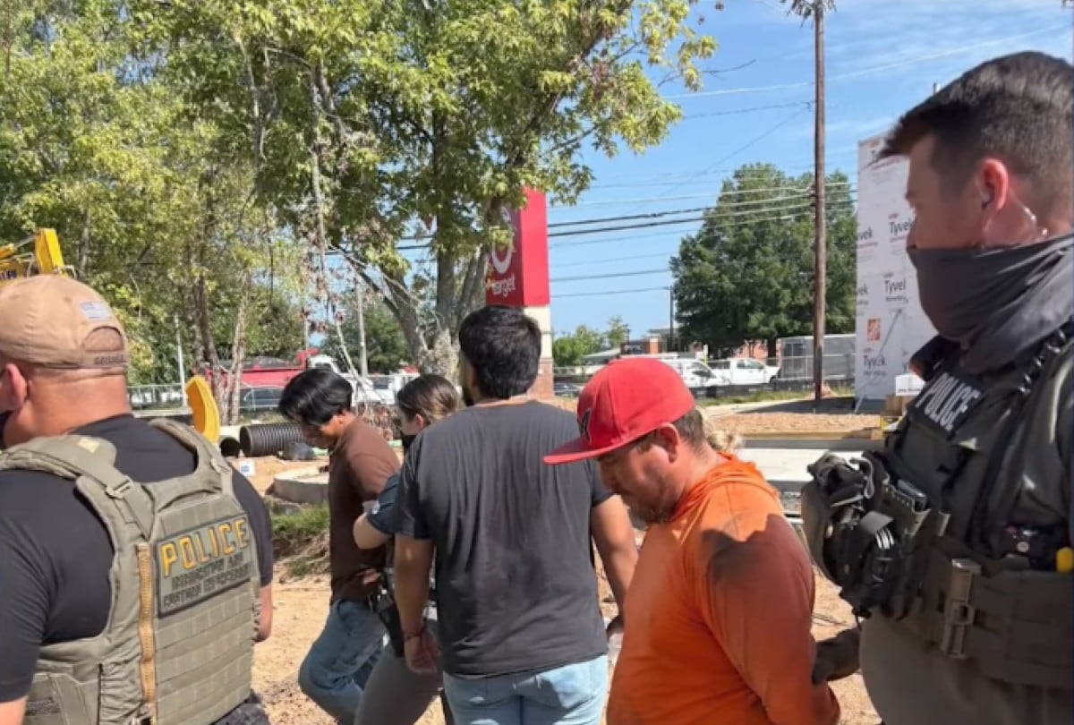 La redada ocurrió la mañana del martes 22 de julio en una obra ubicada en Marietta, Georgia. | Crédito: Telemundo Atltanta