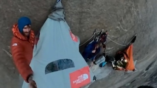 Suspendidos en el aire: escaladores belgas duermen en carpas mientras intentan ascender a gran muro