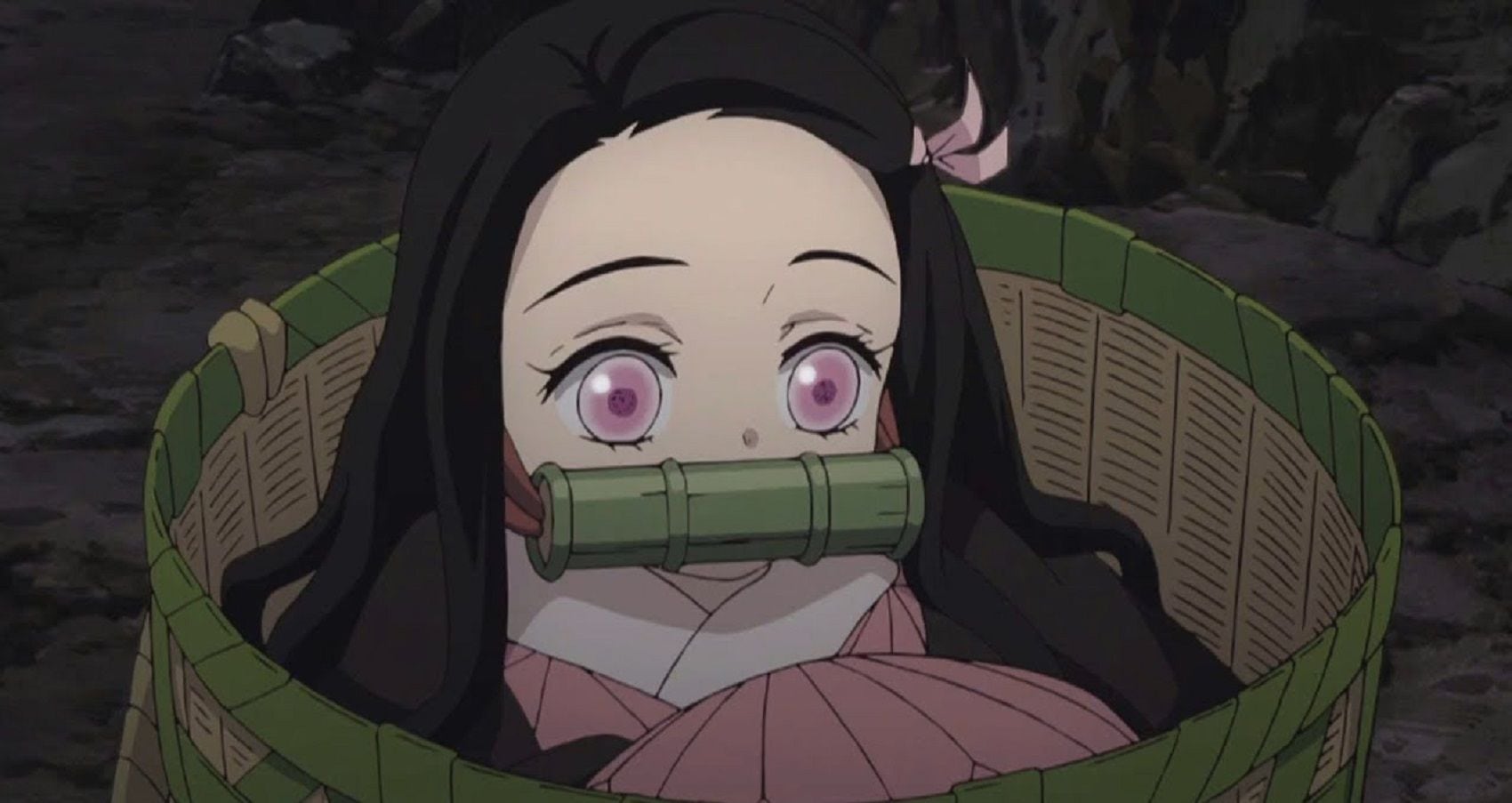 Nezuko Kamado se pasa casi toda la historia con una mordaza (para que no muerda a nadie) y encerrada en una caja (para protegerla de la luz solar). Foto: Ufotable.