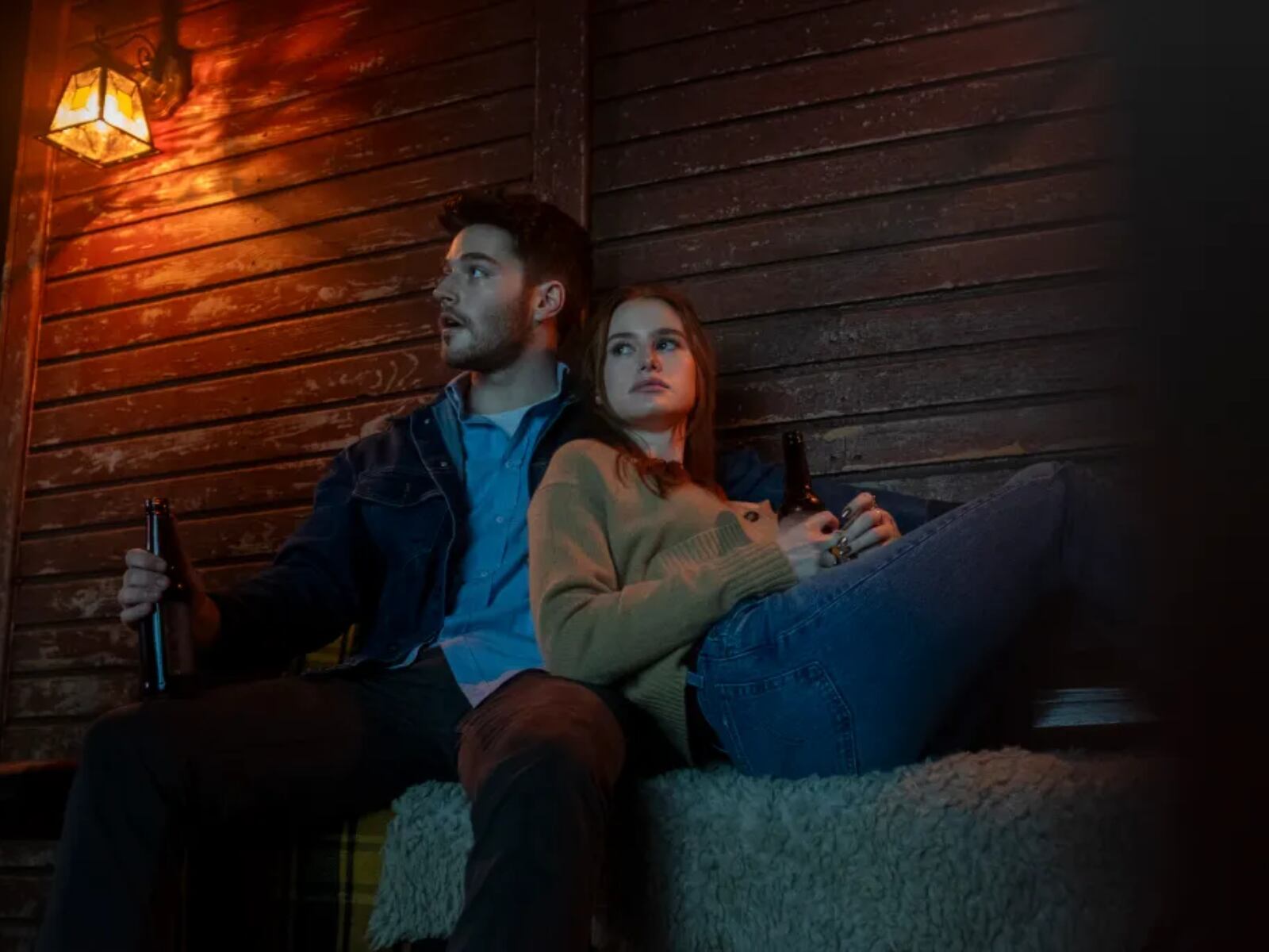 Maya (Madelaine Petsch) y Ryan (Froy Gutierrez) son los personajes principales de "The Strangers: Chapter 1" (Foto: Lionsgate)