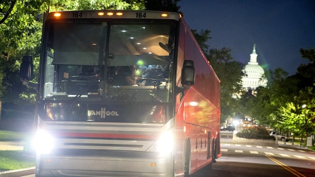 Migrantes y chantaje político: Lo que hay detrás de los buses con indocumentados que están llegando a Nueva York y Washington DC
