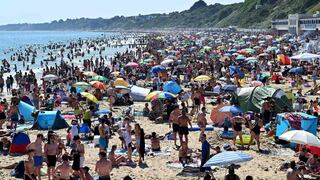 Entre una ola de calor y el coronavirus, la policía británica despeja playas abarrotadas | FOTOS