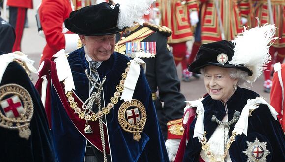 La Reina Isabel II y el entonces Príncipe Carlos de Gales de Gran Bretaña, durante el desfile de los miembros de la Orden de la Jarretera en el Castillo de Windsor en Berkshire, Londres, el 17 de junio de 2013. (Foto de MURRAY SANDERS / AFP)