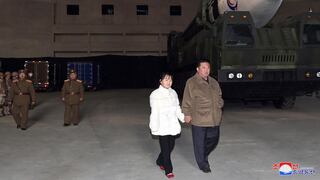 Kim Jong-un aparece acompañado de su hija supervisando el lanzamiento de un “misil monstruo”