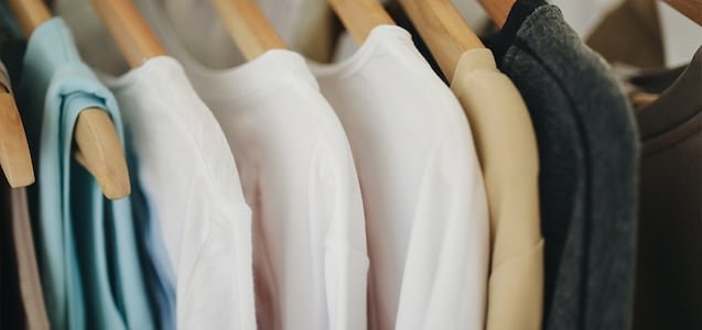 Formas ingeniosas de quitar arrugas de la ropa sin tener una plancha cerca