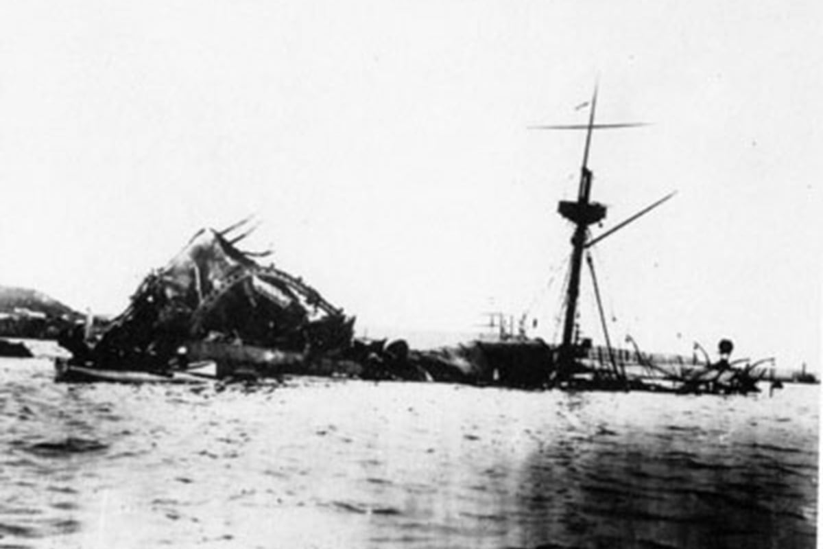 El USS Maine (ACR-1) tras la explosión de una de sus calderas, el 25 de abril de 1898. (Foto de la Armada militar del gobierno de Estados Unidos vía Wikimedia Commons)