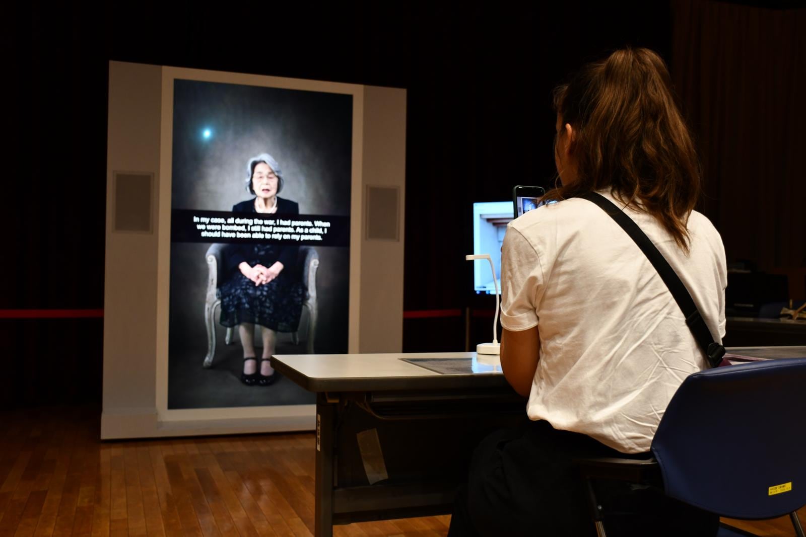 El Simulador de Testimonios de Hibakusha permite a los asistentes "conversar" con los hibakusha.