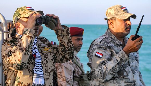 El general de brigada Tariq Muhammad Abdullah Saleh (izq), miembro del gobierno internacionalmente reconocido de Yemen, mira a los miembros de la guardia costera patrullando en el Mar Rojo. (Foto de Khaled Ziad / AFP).