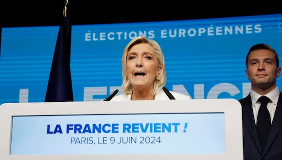 Marine Le Pen, líder del partido Agrupación Nacional, pronuncia un discurso junto al líder Jordan Bardella tras los primeros resultados de las elecciones europeas en Francia. (EFE/EPA/ANDRE PAIN).